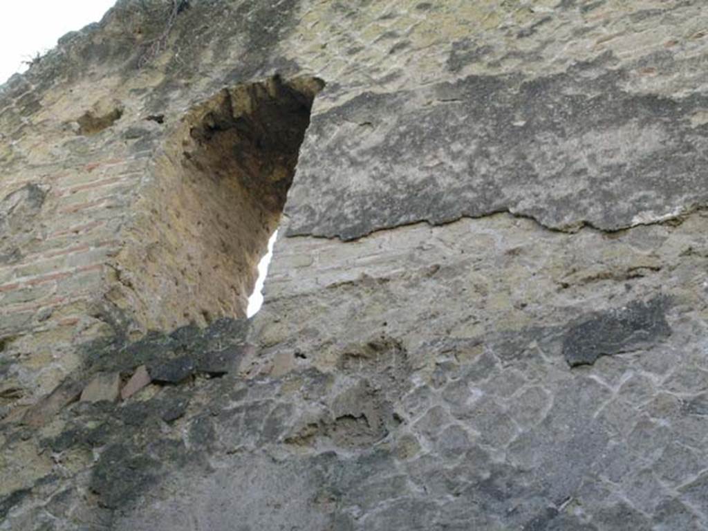 Ins Or II, 9, Herculaneum. December 2004. Detail of window on second floor, south wall.
Photo courtesy of Nicolas Monteix.